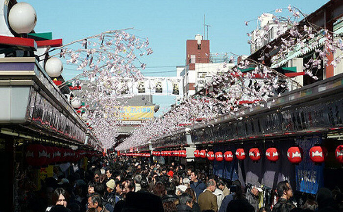 Chùa Asakusa Kannon - Hai cổng này được nối với nhau bởi con đường mua sắm Nakamise