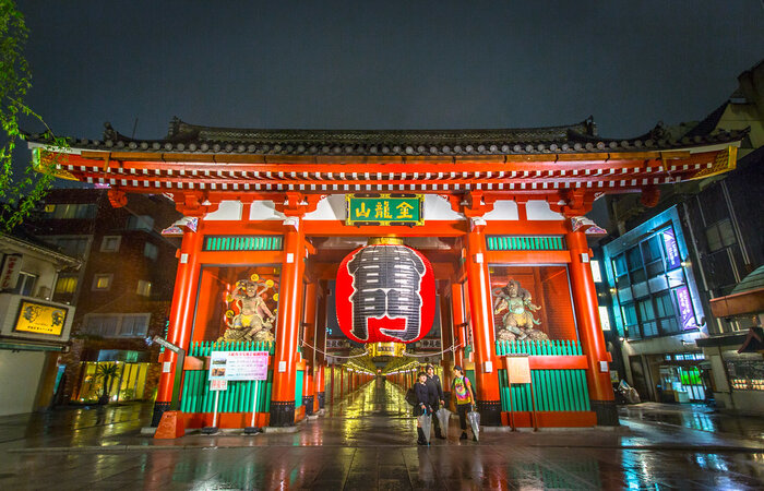 Chùa Asakusa Kannon - Cổng Sấm và cổng Hozomon được nối với nhau bởi con đường mua sắm dài khoảng 250m