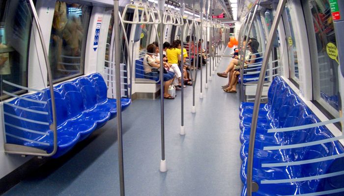 Di chuyển bằng tàu điện ngầm là lựa chọn của đông đảo người dân Singapore
