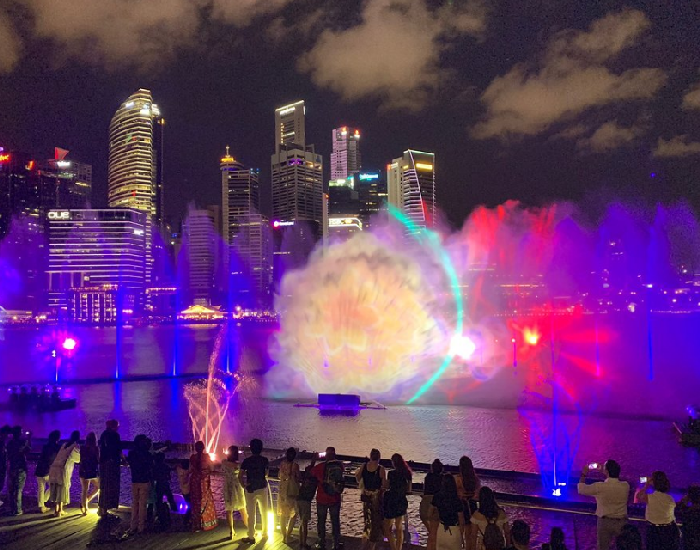 Spectra Show - Dạ tiệc ánh sáng tại Marina Bay Sands có sự kết hợp ánh sáng, âm nhạc và nước. 