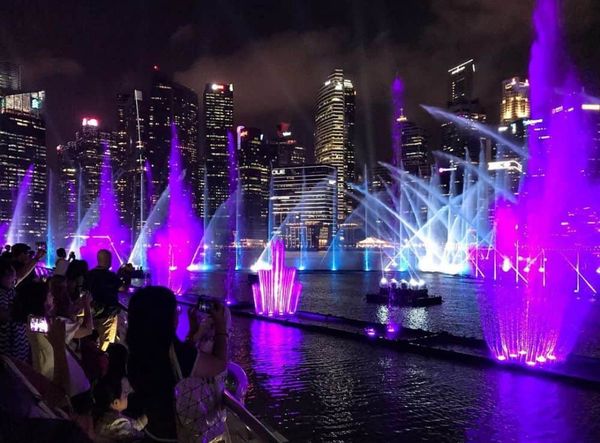 Đến du lịch Singapore tháng 7 thì không nên bỏ lỡ dạ tiệc ánh sáng tại Spectra Show