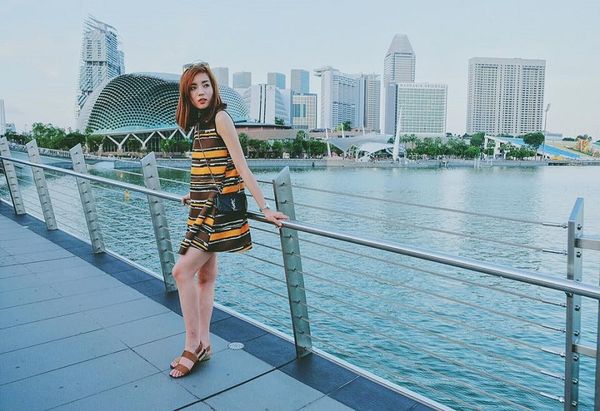 Nên chọn trang phục có chất vải thoáng mát khi du lịch Singapore tháng 7