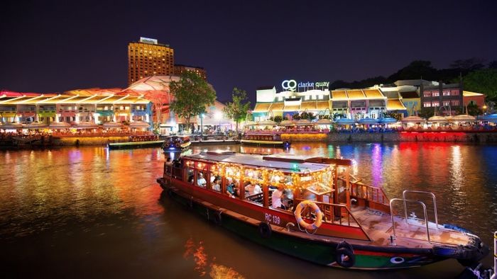 Du ngoạn bằng thuyền trên sông là lựa chọn hấp dẫn khi du lịch Singapore tháng 9