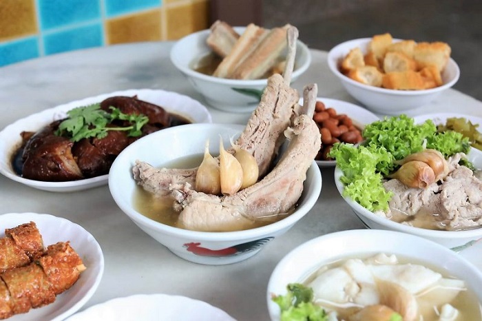 Ăn gì Chinatown Singapore - Món súp sườn được lựa chọn kỹ lưỡng và hầm mềm.