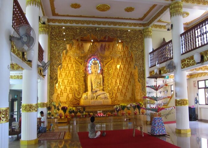 Chùa quan âm ở Singapore - Phía bên trong ngôi chùa Phật giáo Miến Điện