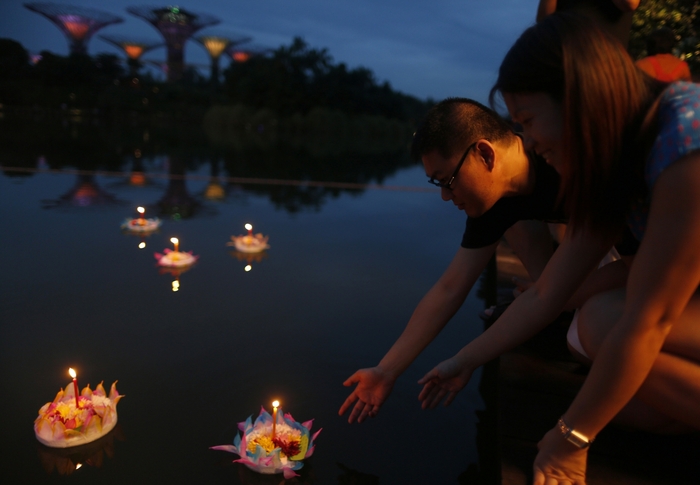Lễ hội hoa đăng Singapore - Người dân thả đèn bên một dòng sông cạnh Garden by the Bay.