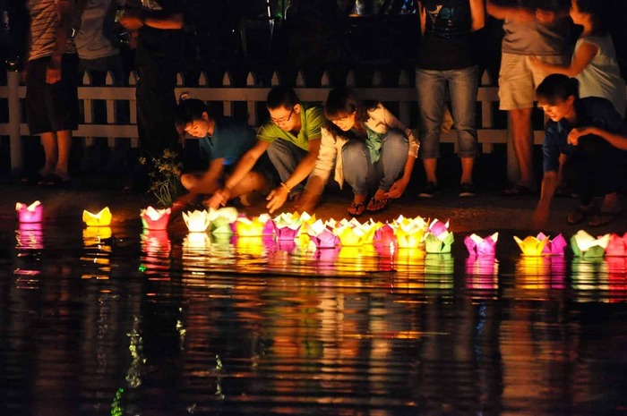 Lễ hội hoa đăng Singapore - Thả đèn và cầu nguyện cho bản thân, gia đình và bạn bè là một nét đẹp truyền thống của người Singapore.