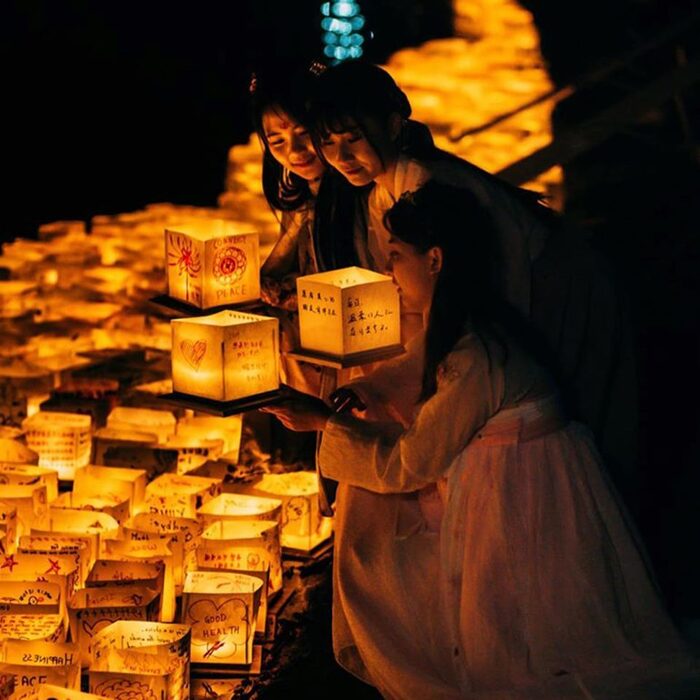 Lễ hội hoa đăng Singapore - Người dân Singapore đang thả những chiếc đèn hoa đăng