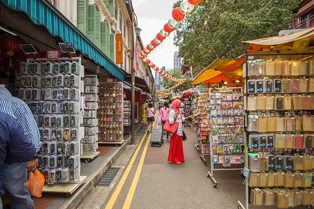 Mua gì ở Chinatown Singapore - Một con phố đông đúc du khách tham quan vào ban ngày