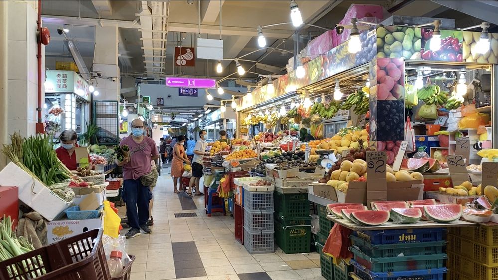 Mua gì ở Chinatown Singapore - Chợ ở Chinatown bày bán đủ các nguyên vật liệu địa phương.