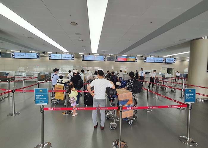 Xếp hàng theo thứ tự tại sân bay - Thủ tục check in tại sân bay Singapore