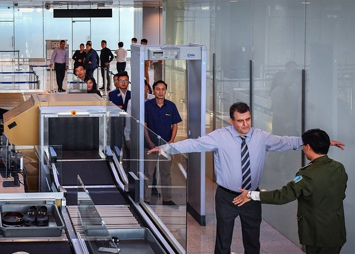 Kiểm tra vé máy bay kỹ để thủ tục check in diễn ra thuận lợi – Thủ tục check in tại sân bay Singapore 2