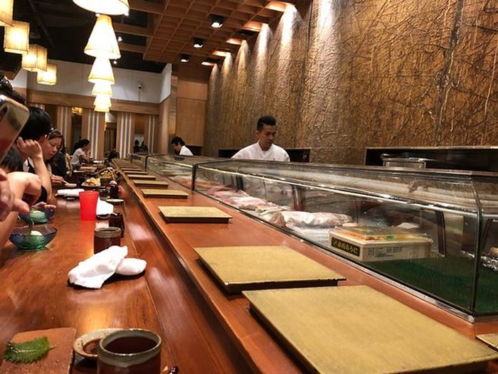 Nhà hàng Akashi phục vụ các món ăn truyền thống của Nhật Bản
