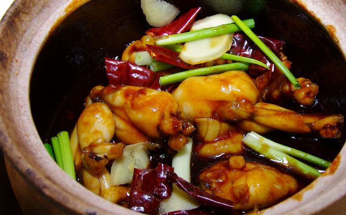 Ăn gì ở Chinatown Singapore - Cách nấu ếch độc đáo giúp món cháo ở Chinatown khiến ai cũng lưu luyến. 