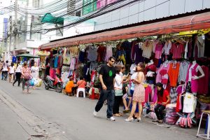Đi Thái Lan nên mua gì - Quần áo được bày bán rất nhiều tại chợ