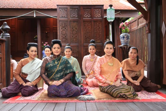 Kinh nghiệm đi chùa ở Thái Lan - Khi ngồi không được để lộ bàn chân, ngón chân