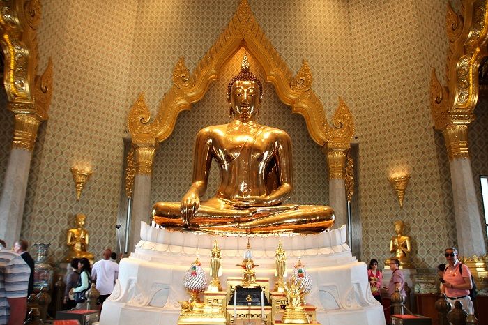 Kinh nghiệm đi chùa ở Thái Lan - Không được tự ý chạm tay vào tượng Phật vì ảnh hưởng đến việc bảo quản lâu dài.