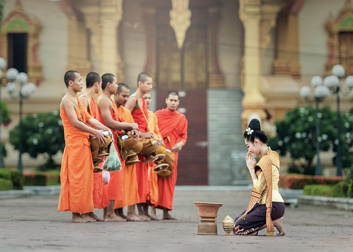 Kinh nghiệm đi chùa ở Thái Lan - Nữ giới phải giữ khoảng cách với các nhà sư