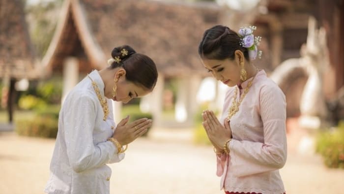 Những điều cần biết khi đi du lịch Thái Lan - Chắp tay, cúi đầu là văn hóa giao tiếp của người Thái