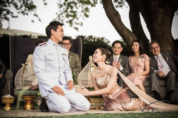 Phong tục Thái Lan - Khi ngồi phải để chân vào trong hoặc về phía sau