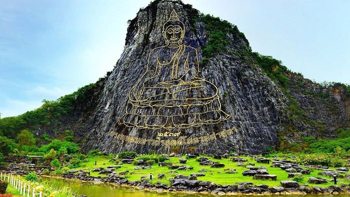 Địa điểm du lịch pattaya- Phật sơn được khắc trên ngọn núi