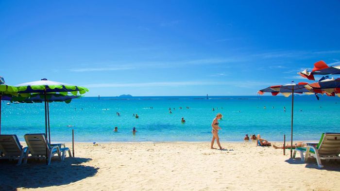 Bãi biển cách trung tâm Pattaya chỉ 1 quả đồi nhưng không khí thật tĩnh lặng 