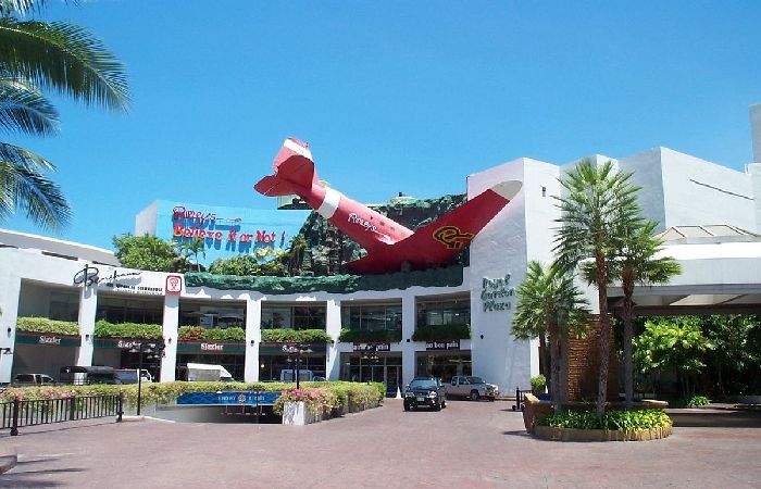 Mua sắm ở pattaya - Hình ảnh máy bay đỏ biểu tượng của Royal Garden Plaza Pattaya.