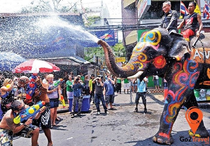 Lễ hội té nước Songkran vào tháng 4