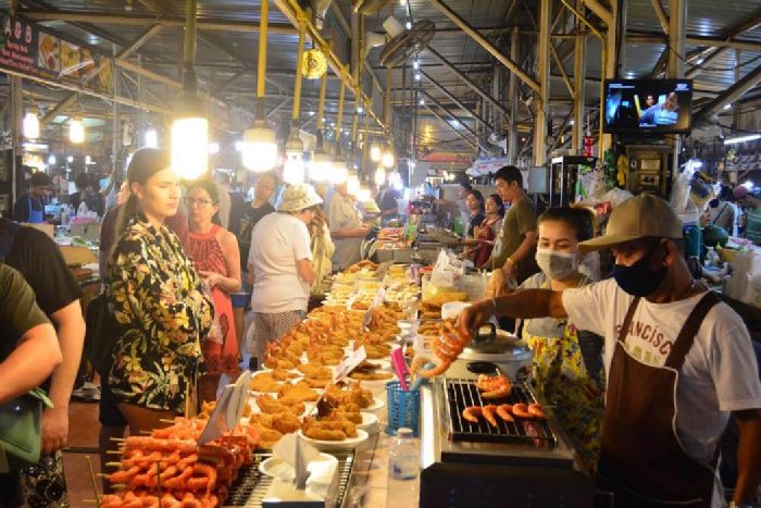 Món ăn đậm chất địa phương tại chợ đêm chế biến tại chỗ