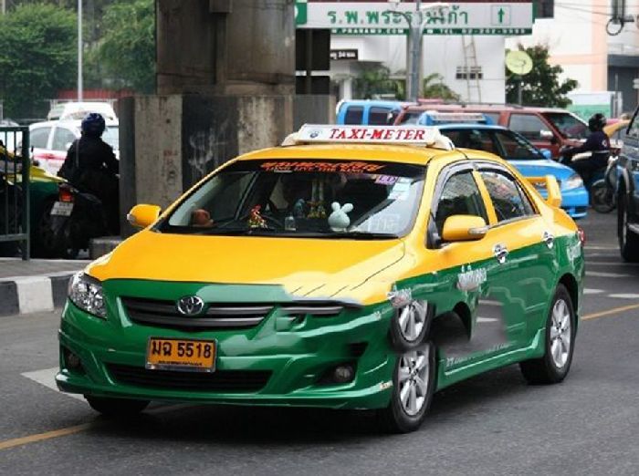 Bạn có thể sử dụng taxi khi đến chợ đêm.