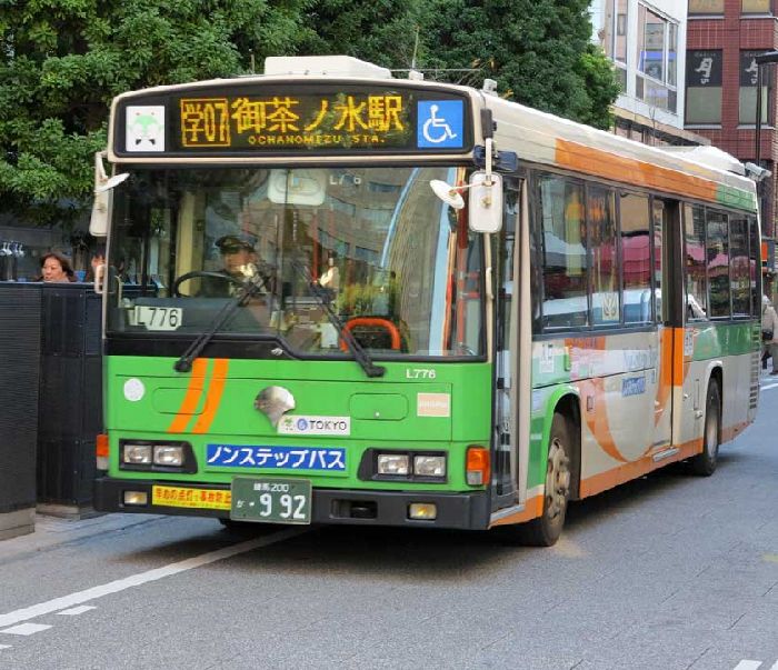 Du khách có thể sử dụng xe bus để tới chùa Toji