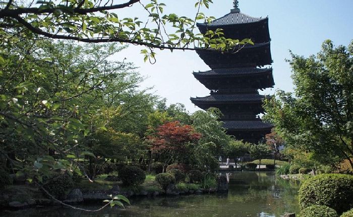 Chùa năm tầng được xây dựng độc đáo với cột trung tâm Shinbashira.