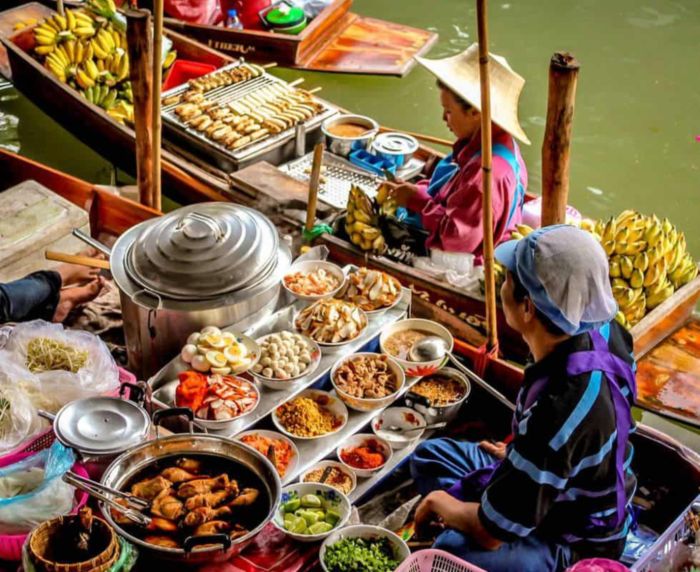 Đồ ăn vặt trên chợ nổi Amphawa