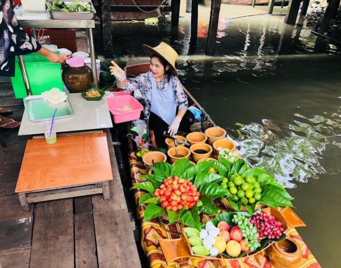 Bán hàng tại Chợ nổi Taling nhiều đồ ngon