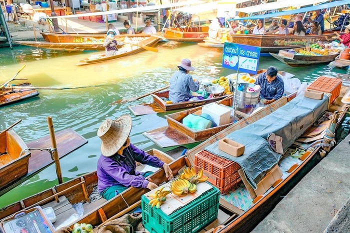 Chơi gì ở Bangkok - Di chuyển bằng thuyền dạo quanh chợ