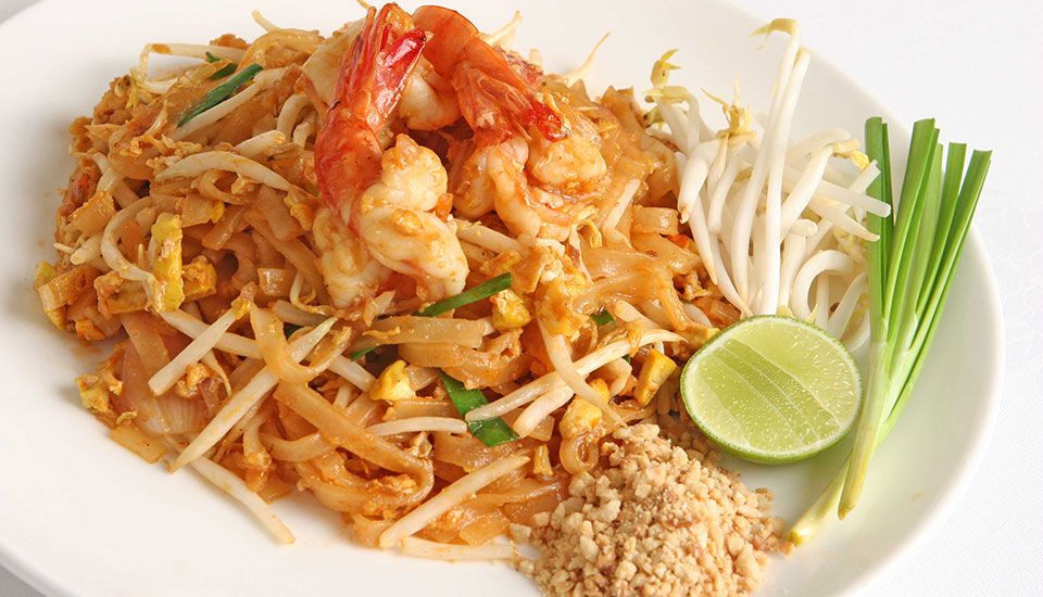 Pad Thái là món ăn đường phố Thái Lan nổi tiếng 