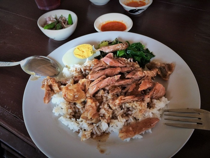 Ăn gì ở Chiang Mai - Một tips cho những bạn không thể ăn được phần thịt mỡ của chân giò thì hãy gọi Mai Ow Nang Khao Kha Moo