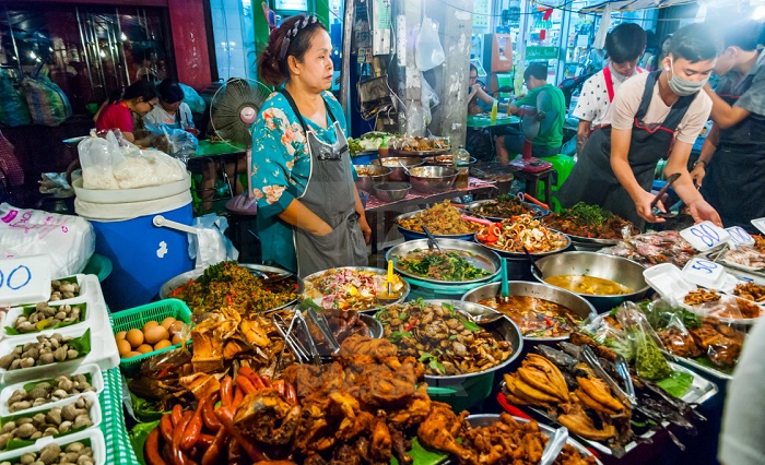 chợ đêm Chiang Mai - Ngoài mua sắm, du khách đến chợ đêm Chiang Mai này cũng có thể thưởng thức ẩm thực đường phố Thái Lan