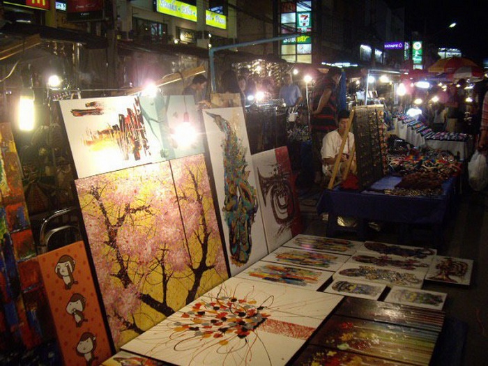 chợ đêm Chiang Mai - Một hàng bán tranh tại chợ đêm Night Bazaar