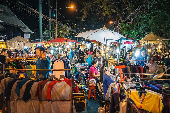 chợ đêm Chiang Mai - Mặc dù có quy mô nhỏ hơn nhưng chợ đêm phố đi bộ thứ Bảy cũng là điểm đến hay ho mà du khách nên trải nghiệm