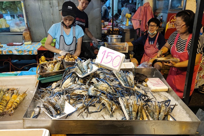 chợ đêm Chiang Mai - Du khách chọn đồ và chủ hàng sẽ chế biến tại chỗ đảm bảo "nóng hổi vừa thổi vừa ăn", vị ngon không chê vào đâu được