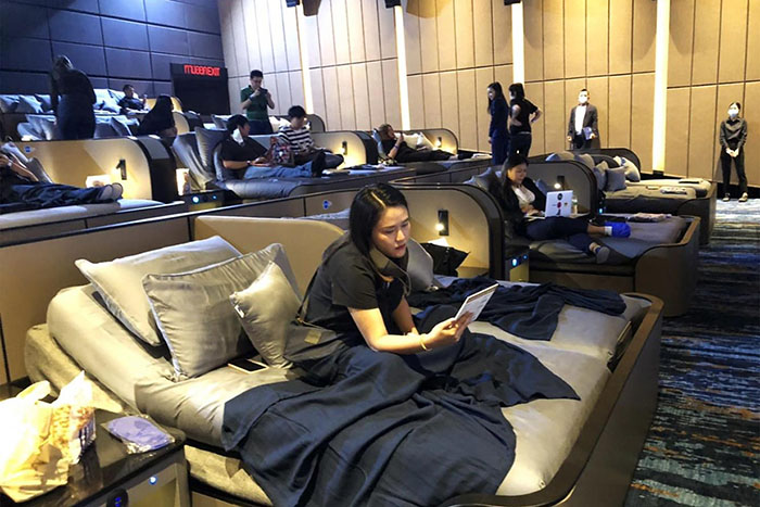 Chơi gì ở Bangkok về đêm - Vừa xem phim vừa nằm ngủ như đang ở nhà với dịch vụ VIP có một không hai