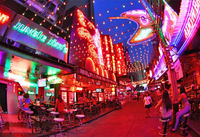 Chơi gì ở Bangkok về đêm - Khu phố ăn chơi hay “phố đèn đỏ” nổi tiếng nhất Thái Lan