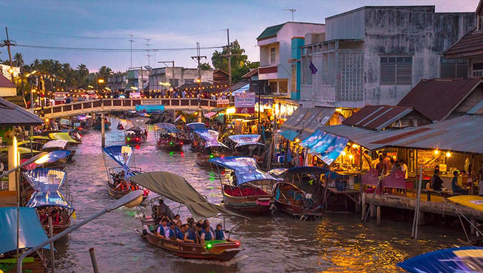 Chơi gì ở Bangkok về đêm - Nhiều khách du lịch tìm đến đây để ngắm đom đóm vào buổi chiều muộn