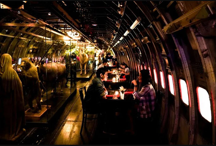 Chơi gì ở Bangkok về đêm - Không gian nhà hàng bên trong khoang máy bay cũ vô cùng mới lạ