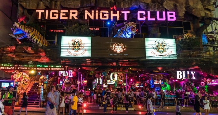 Chơi gì ở Phuket - Ánh đèn từ các nhà hàng, quán bar khiến du khách choáng ngợp