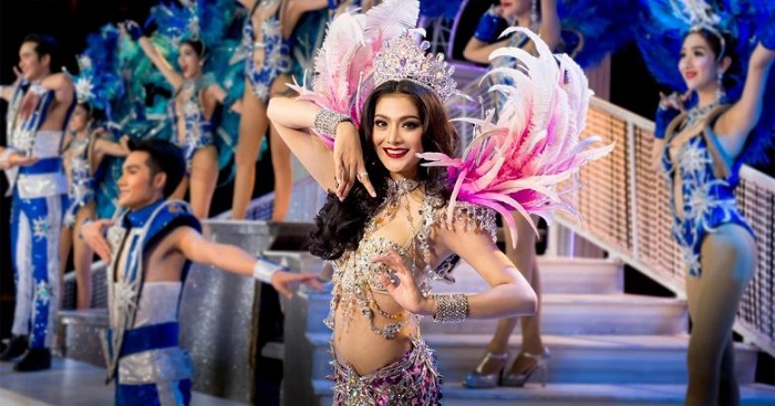Chơi gì ở Phuket - Các vũ công chuyển giới xinh đẹp trong show Simon Cabaret- Phuket