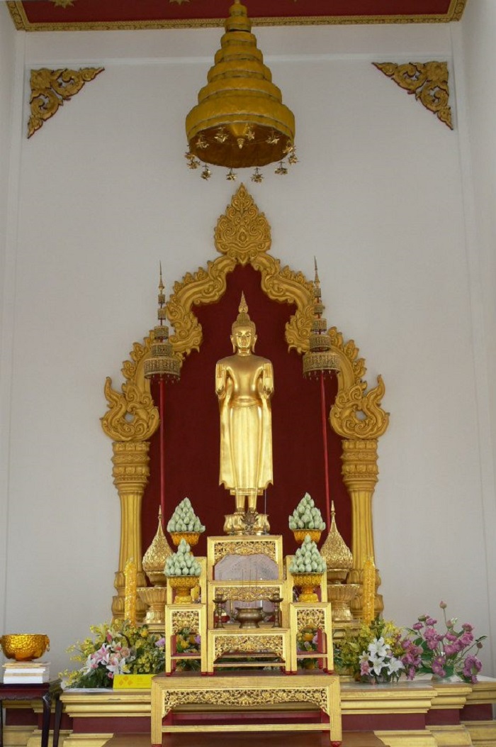 Không gian bên trong chùa Thuyền Thái Lan trang nghiêm