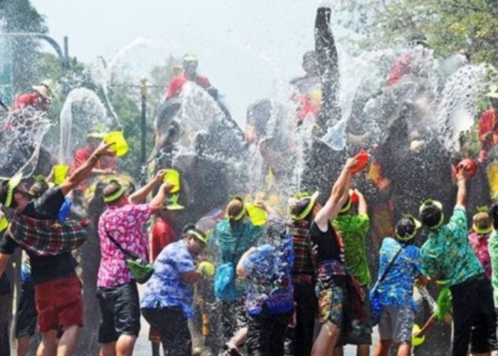 Đi Thái Lan tháng nào đẹp nhất - lễ hội té nước 
