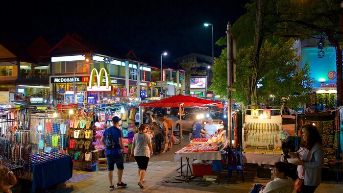 Du lịch Chiang Mai tháng 2 - Du khách đến chợ đêm để mua đồ